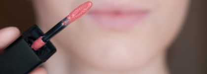 И еще немножко про Shiseido. Лак - блеск Lacquerink в оттенке # 312 Electro Peach