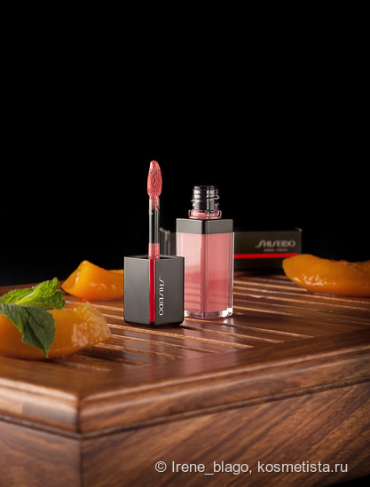 И еще немножко про Shiseido. Лак - блеск Lacquerink в оттенке # 312 Electro Peach