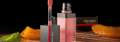 И еще немножко про Shiseido. Лак - блеск Lacquerink в оттенке # 312 Electro Peach