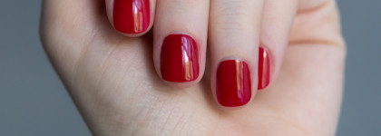 Красивый красный. Лак Vernis à Ongles от Gucci (#504 Myra Crimson)