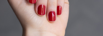 Красивый красный. Лак Vernis à Ongles от Gucci (#504 Myra Crimson)
