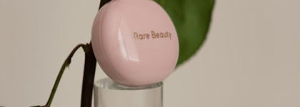 Кремовая версия румян Stay Vulnerable Melting Blush от Rare Beauty (#nearly Neutral)