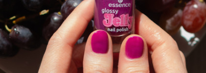 Glossy Jelly Nail Polish (#01 Summer Splash). Essence Spring Summer 2024 Collection