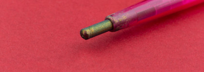 Голографик от Beauty Bomb UFO Eye Pencil Holographic Conspiracy (#02 Buttons)