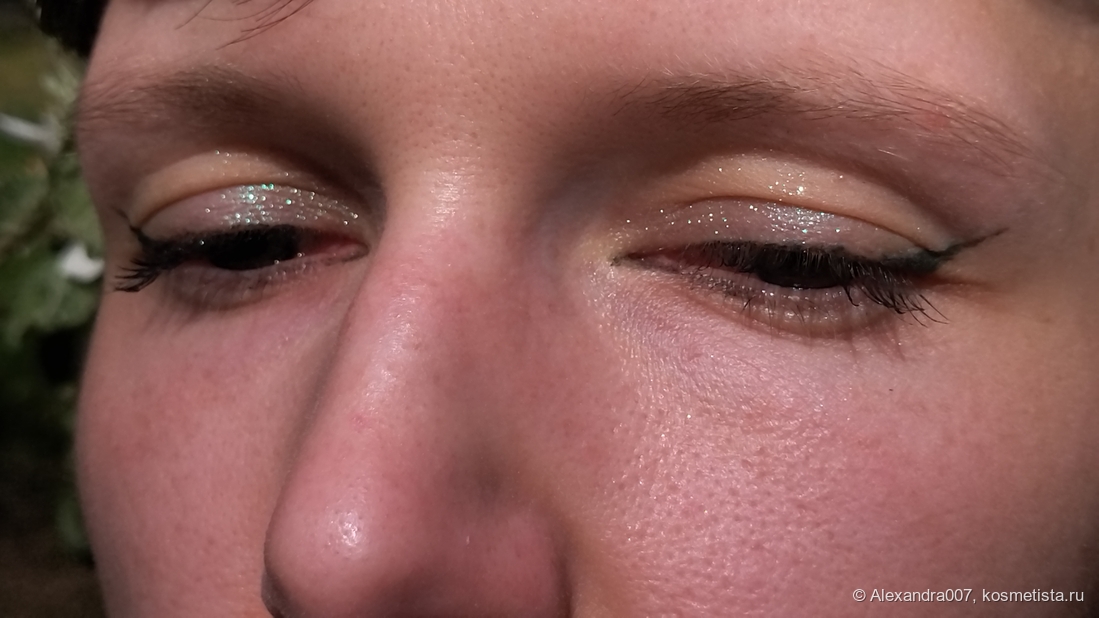 нанесла в качестве спаркла, без подложек и баз