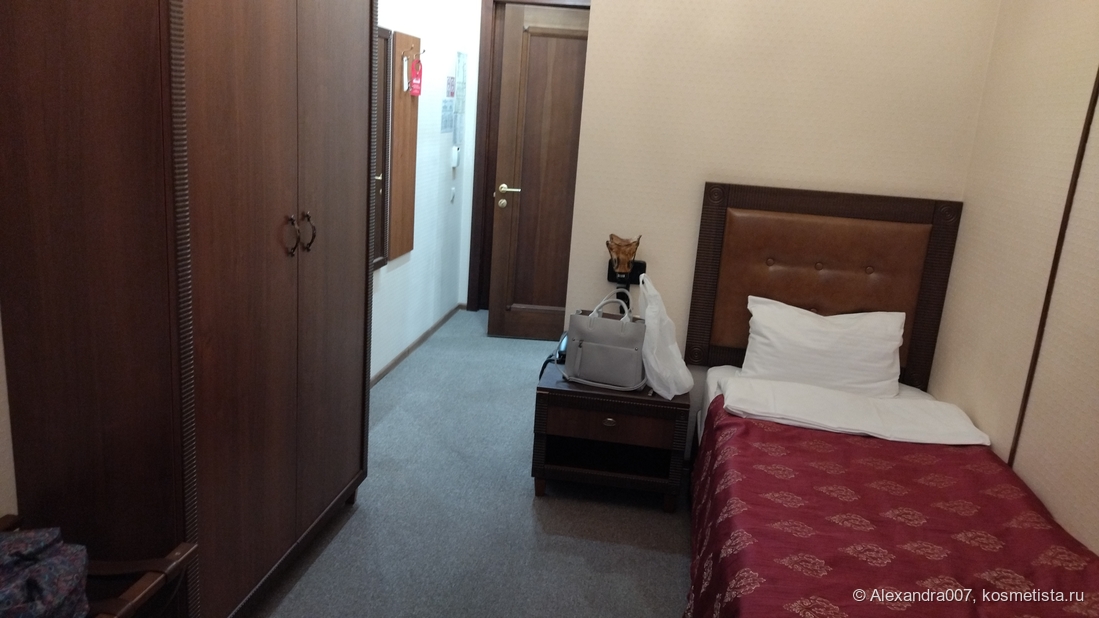 еще столик перед окошком и мини-холодильник под ним,в шкафу сейф. Неплохой фарш