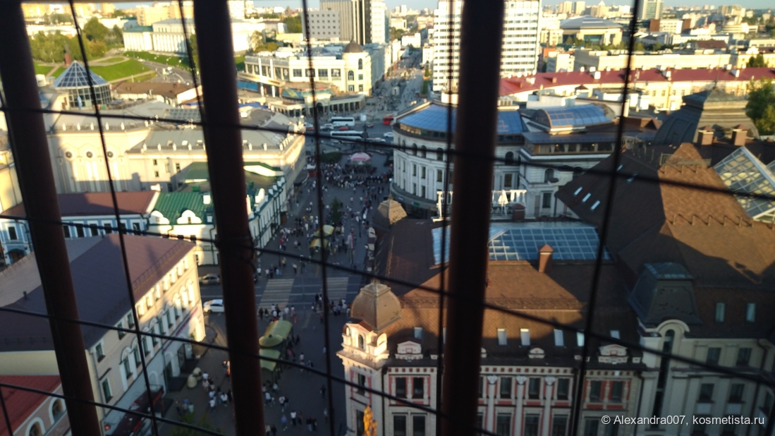 справа,с коричневой крышей, если не ошибаюсь, должен быть Отель Шаляпин