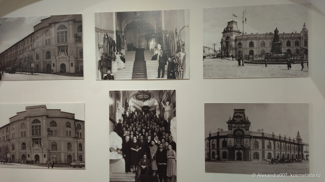 Архивные изображения музея.Он находится прямо напротив входа в Кремль.