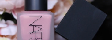 Жидкие румяна Nars в оттенке Orgasm. Самый популярный оттенок в жидком формате