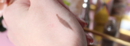 Красивые брови от Benefit: крем-гель для бровей Ka-Brow! Benefit в оттенке 3 и Средство для объёма бровей 3D Browtones Benefit в оттенке 4 темно-коричневый