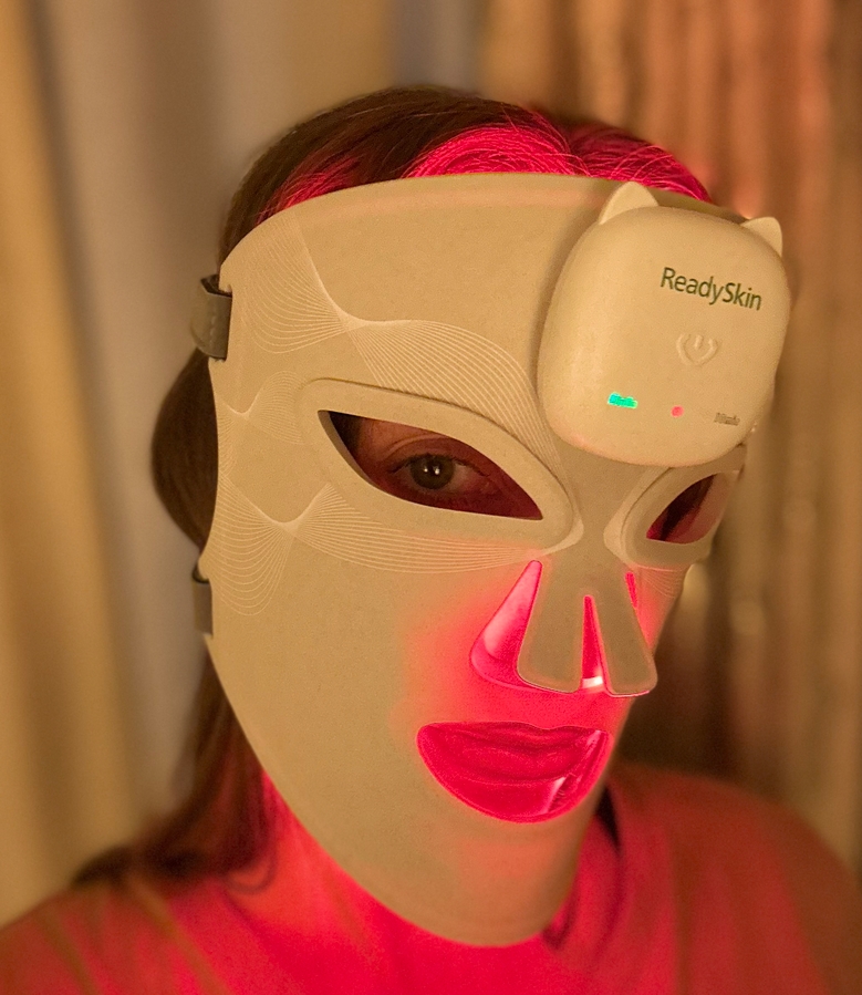 Красный свет. Есть еще инфракрасный, он не такой яркий.