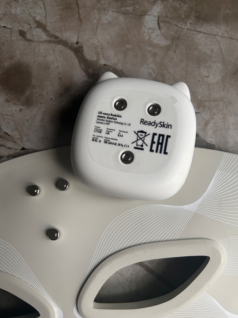 Пульт держится на магнитах.