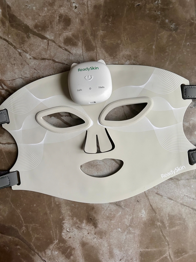 Маска управляетс с пульта на лбу.