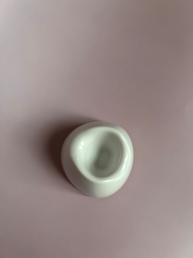 Подставка внутри пустая.