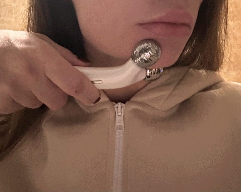 Фото пришлось сделать темными, у меня аллергия на тканевую маску. Судьба багхантера в мире косметике.