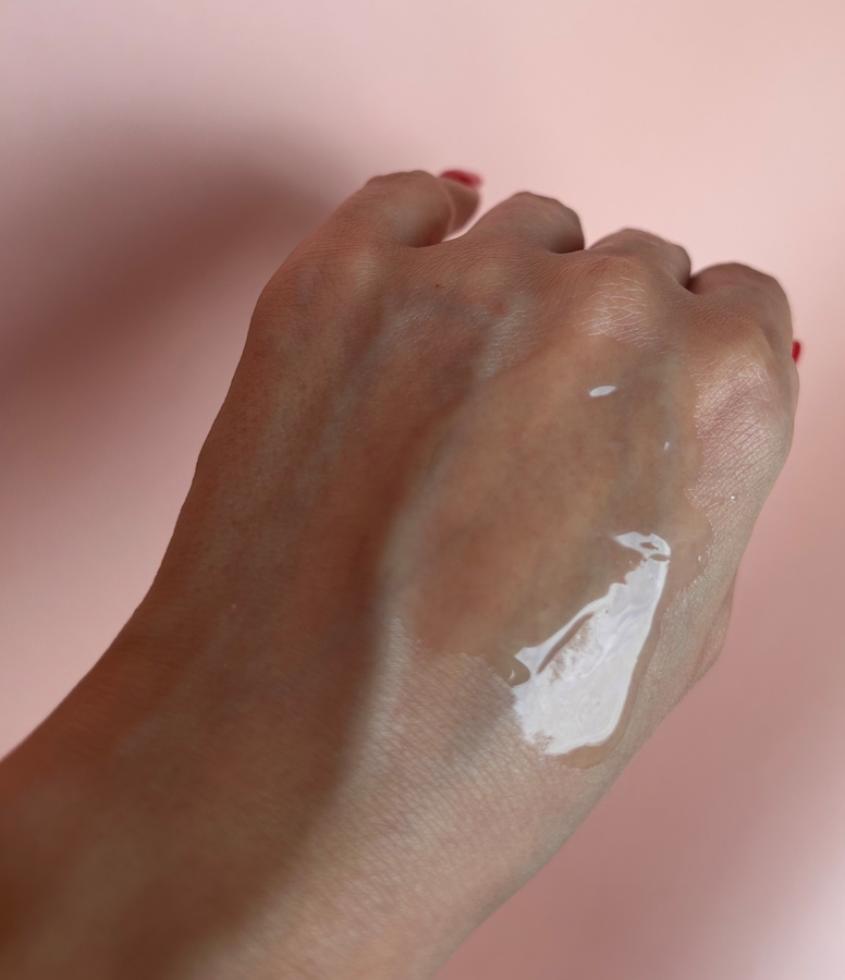 распределила лужицу лосьона, сам не растекается