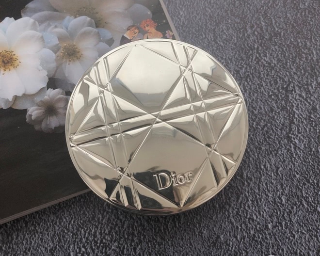 Красавчик, к которому не тянутся руки. Пудра для сияния кожи Dior Diorskin Mineral Nude Luminizer в оттенке 02 Розовое сияние