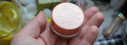 Лимонно-неоновый акцент в простом макияже