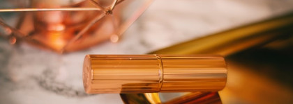 Помада и карандаш от Charlotte Tilbury в знаменитом "нюде" Pillow Talk