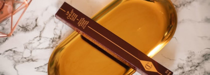 Помада и карандаш от Charlotte Tilbury в знаменитом "нюде" Pillow Talk