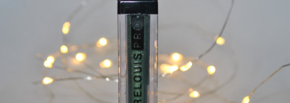 Тени жидкие сияющие Sparkle Liquid Eyeshadow от Relouis Pro в оттенке 35 Miracle green. Ярко, сияюще, не совсем однозначно
