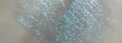 Бюджетные блески для губ с голубым переливом: Avon, Estrade, Beauty Bomb