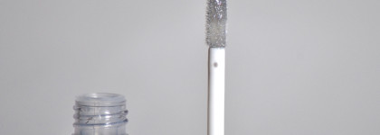 Новинка от Beauty Bomb из коллекции CyberBomb: блеск для губ Lip Gloss Dirty Lick в оттенке 01 Alpha-rad. Максимальный блеск на губах