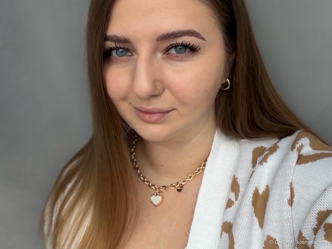 Пришлось переодеваться, потому что тон выскользнул из рук и свалился прям на футболку...)