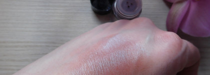 Рассыпчатые сияющие пигменты NYX Professional Makeup Pigments в оттенках 21 - Metallic Velvet и 09 - Froyo/Yogourt Glace