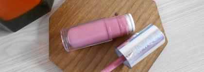 Почти близнецы. Блеск для губ Lilo в оттенке 310 - Изабель и Clinique Pop Splash Lip Gloss+Hydration в оттенке 17 - Spritz Pop