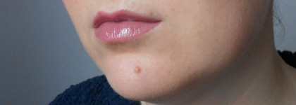 Почти близнецы. Блеск для губ Lilo в оттенке 310 - Изабель и Clinique Pop Splash Lip Gloss+Hydration в оттенке 17 - Spritz Pop