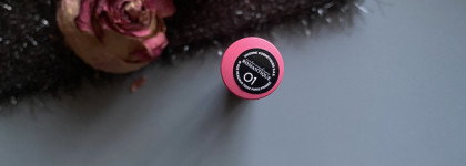 Нежный цветок коллекции Metamourphoses от Vivienne Sabo. Тушь от Vivienne Sabo Metamorphoses Romantique Volume Curling Mascara в 01 оттенке