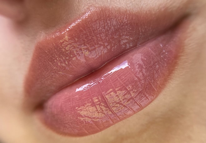 Пост о прекрасных карандашах для губ от Vivienne Sabo в оттенке 102, Pupa true lips в оттенке 004 и об одном весьма спорном блеске от Buxom Full-on lip cream в оттенке White Russian