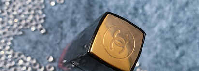 Неожиданный дуэт люкса и мидл-маркета, помада Chanel Rouge Allure Laque #64 и яркие румяна от бренда 3ina Cosmetics