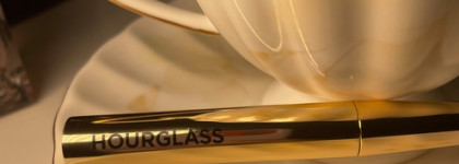 Новогодний образ с изящной помадой от Hourglass I’m Looking Confession Ultra Slim High Intensity Lipstick