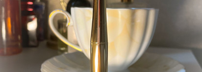 Новогодний образ с изящной помадой от Hourglass I’m Looking Confession Ultra Slim High Intensity Lipstick