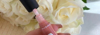 Минеральный блеск для губ Mac Mineralize lipglass в оттенке Lovingly Yours