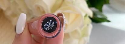 Минеральный блеск для губ Mac Mineralize lipglass в оттенке Lovingly Yours