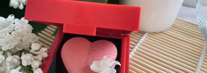 Скромная коллекция сверкающих средств для лица