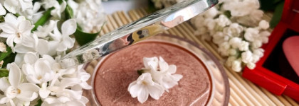 Скромная коллекция сверкающих средств для лица