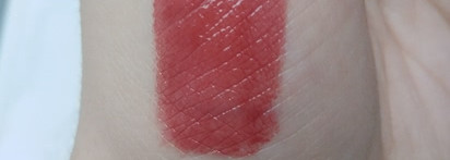 Новинка L'Oreal Brilliant Signature помада-тинт с лаковым финишем в оттенке 302 Be Outstanding