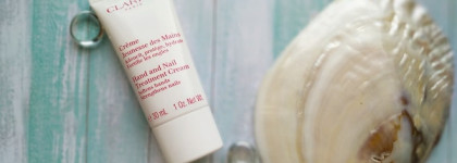 Увлажняющий крем для лица Hydra-Essentiel Moisturizes And Quenches Silky Cream и крем для рук Hand and Nail Treatment Cream Jeunesse des Mains в мини наборе от Clarins