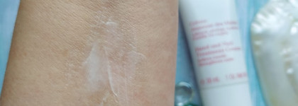 Увлажняющий крем для лица Hydra-Essentiel Moisturizes And Quenches Silky Cream и крем для рук Hand and Nail Treatment Cream Jeunesse des Mains в мини наборе от Clarins