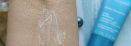 Увлажняющий крем для лица Hydra-Essentiel Moisturizes And Quenches Silky Cream и крем для рук Hand and Nail Treatment Cream Jeunesse des Mains в мини наборе от Clarins