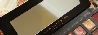 Классика от Anastasia Beverly Hills: палетка Soft Glam Eyeshadow Palette, повседневная и праздничная