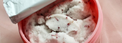 Спелая вишня и лепестки роз в разглаживающем скрабе для тела от OK Beauty Smooth & Care Oil Body Scrub