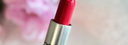 Яркие летние помады MAC Retro Matte Lipstick в оттенках All Fired Up и Relentlessly Red