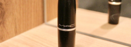 Лучший красный: MAC Matte Lipstick в знаменитом оттенке 612 Russian Red