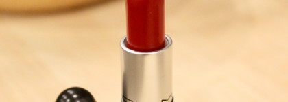 Лучший красный: MAC Matte Lipstick в знаменитом оттенке 612 Russian Red