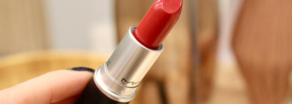 Лучший красный: MAC Matte Lipstick в знаменитом оттенке 612 Russian Red